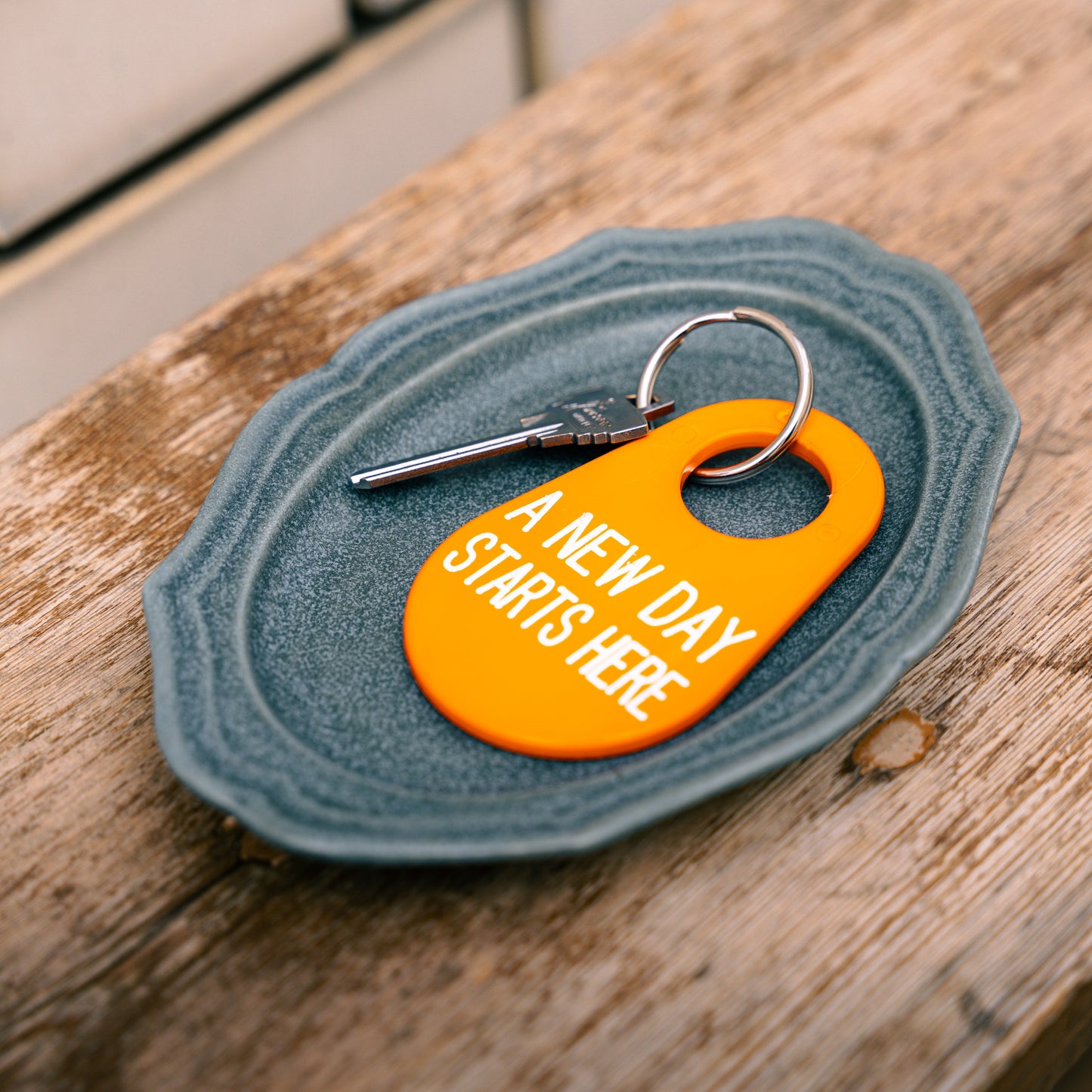 キーホルダー(A NEW DAY STARTS HERE / オレンジ) - BE A GOOD NEIGHBOR COFFEE KIOSK