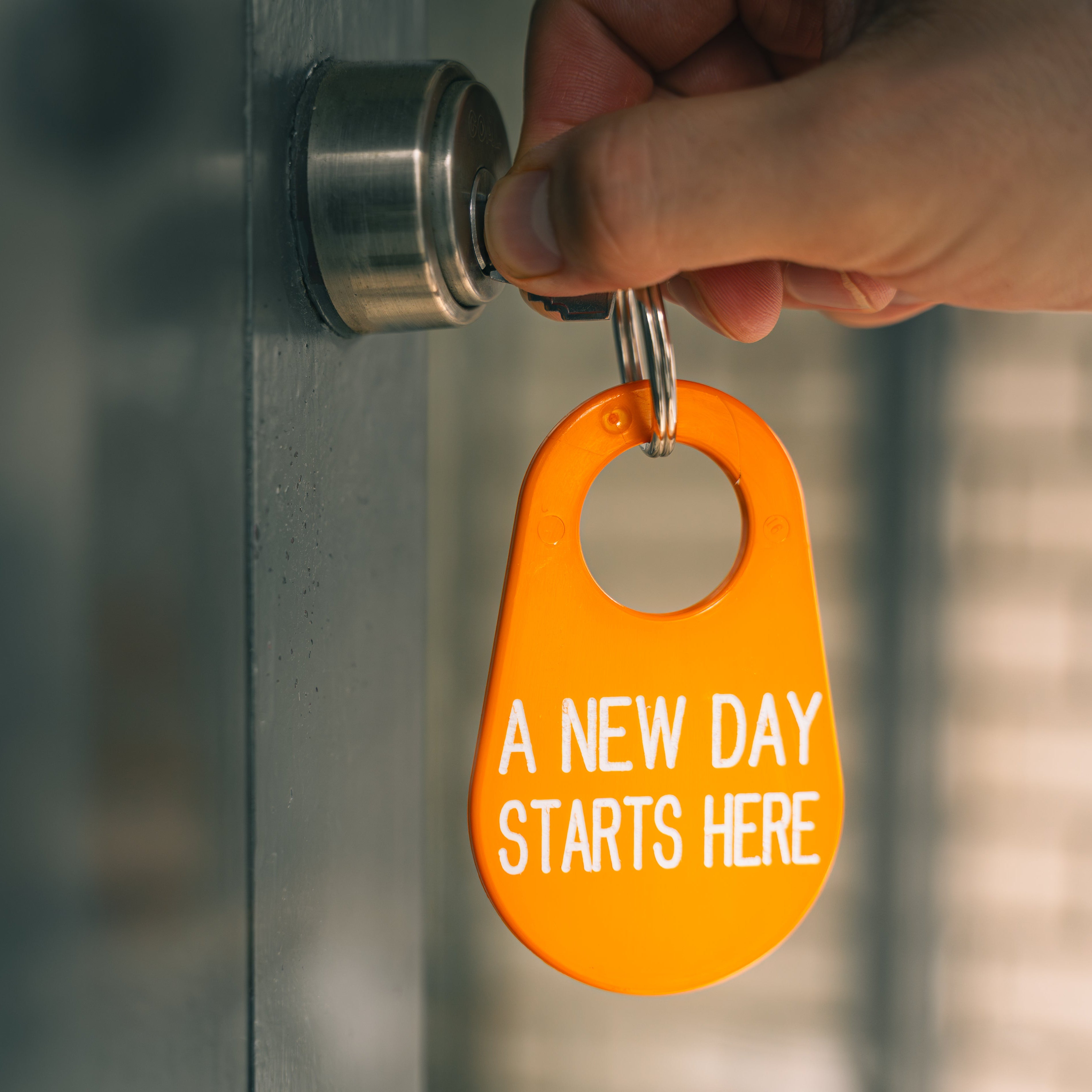 キーホルダー(A NEW DAY STARTS HERE / オレンジ) – BE A GOOD