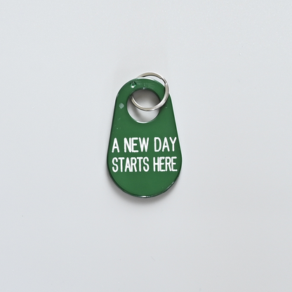 キーホルダー(A NEW DAY STARTS HERE / グリーン) - BE A GOOD NEIGHBOR COFFEE KIOSK