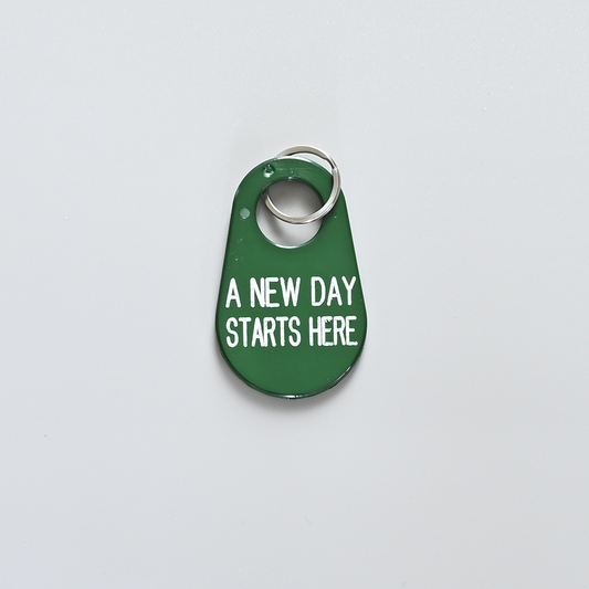 キーホルダー(A NEW DAY STARTS HERE / グリーン) - BE A GOOD NEIGHBOR COFFEE KIOSK