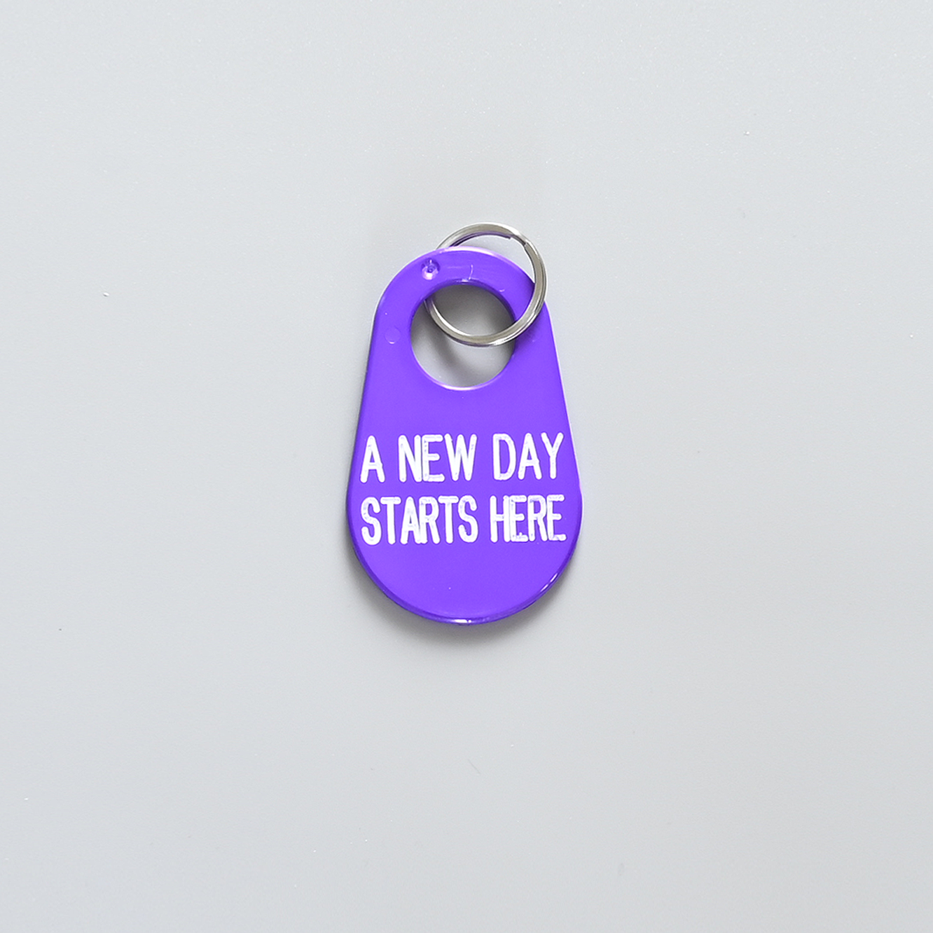 キーホルダー(A NEW DAY STARTS HERE / パープル) - BE A GOOD NEIGHBOR COFFEE KIOSK